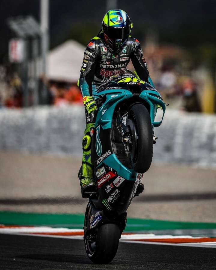 意大利摩托赛车传奇"九冠王"罗西正式退役,大罗现场祝贺_腾讯新闻