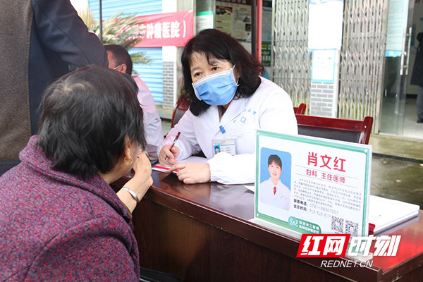 1993年,刚从医学院毕业的肖文红来到株洲市二医院工作,彼时的她与其他