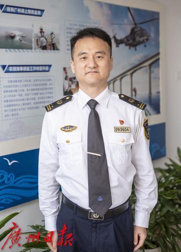 1987年出生的吕镇洋,现任广州海事局指挥中心二级主办,如今已经是国内