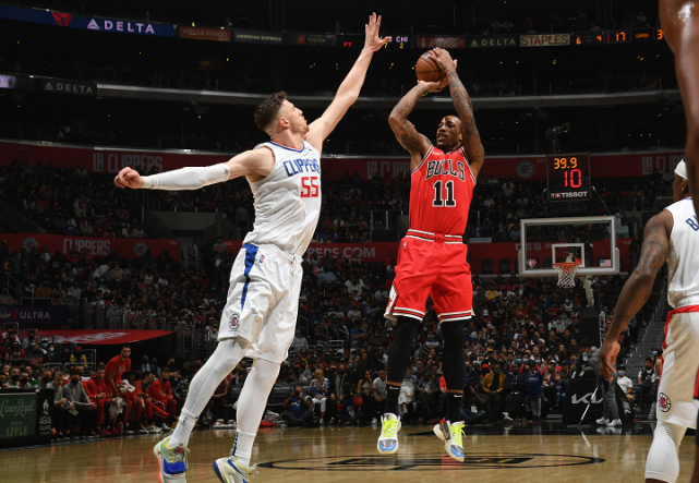 德罗赞前两节开启无解中投模式,他上半场奉献10中8的投篮准星,其中