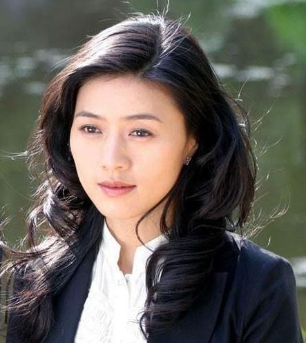 30岁时,她与妹妹田海燕还一同出演了电影《浪漫女孩》,并同时获奖,而