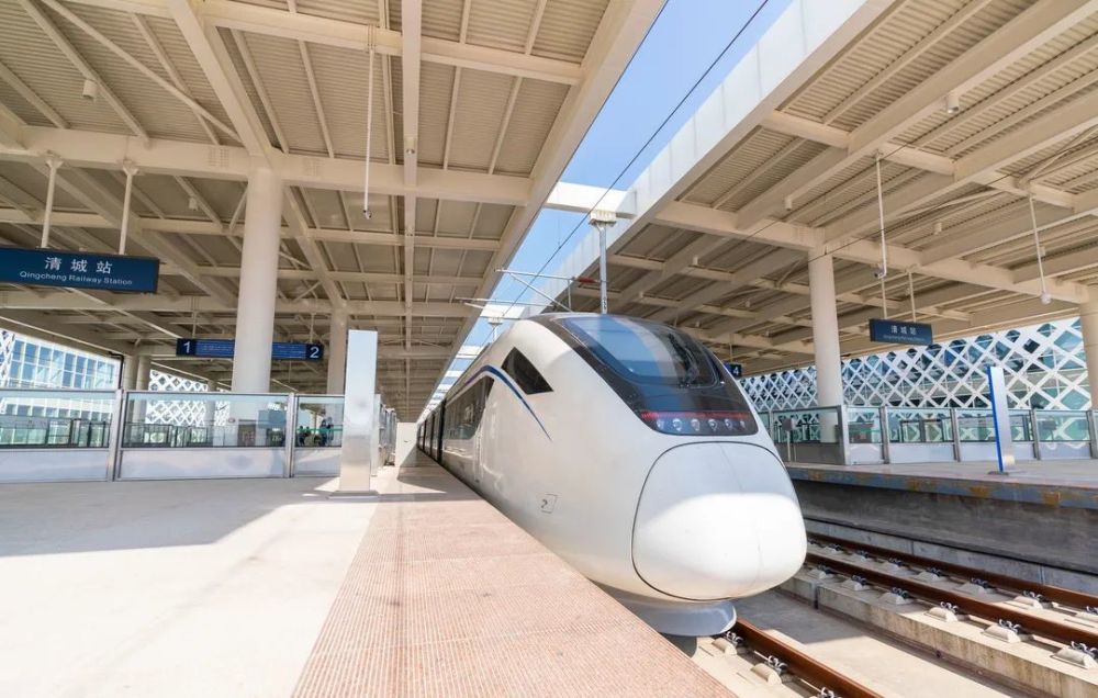 首条有轨城际铁路广清城际通车,广清两市跨市公交日运行达56班次,汕昆