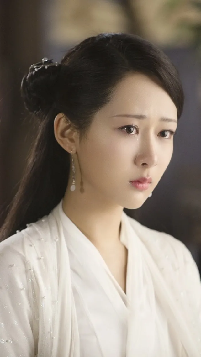 杨紫与欢瑞合约到期,发文感谢6年陪伴,粉丝们与欢瑞恩怨终了结