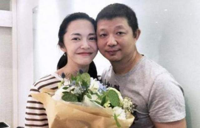 曹郁探班老婆姚晨拍戏，站一旁插不上话只盯妻，陪拍1天超贴心