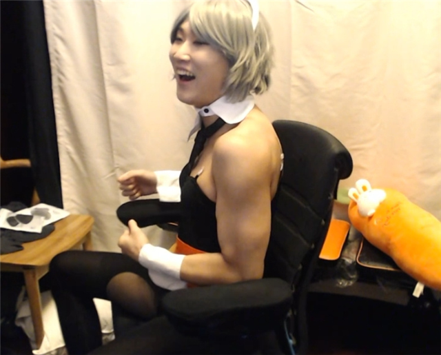 伞皇穿女装开播一番话却说得正气凛然有一类举动算不上真男人