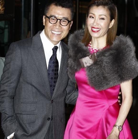 "此外伍咏薇也说过自己曾交过差不多20个小鲜肉男友,而其中值得一提的