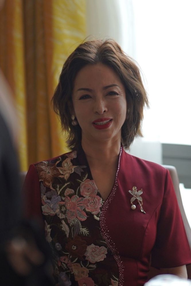 "最美婆婆"走红,婚礼上连穿两套礼服好惊艳,气质连新娘都羡慕_腾讯