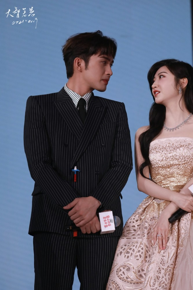 近日,景甜张彬彬共同出席某时尚活动,两人同台互动,再度久违同框,看着