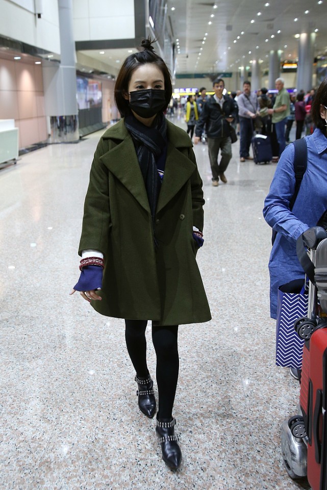 林依晨扮嫩真有一套,桃红色大衣配贝雷帽,看着还挺卡通的