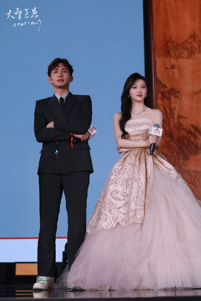 近日,景甜张彬彬共同出席某时尚活动,两人同台互动,再度久违同框,看着