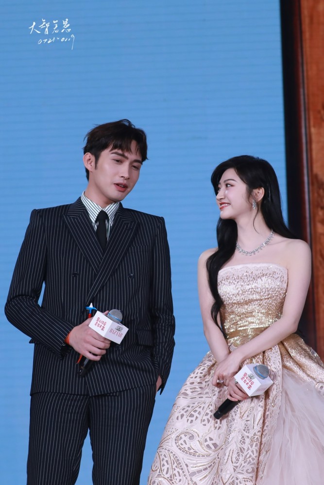 景甜张彬彬司藤后久违同框两人互相对视氛围感十足