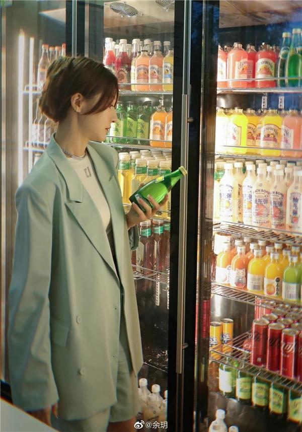 余玥清新西装搭配 轻松驾驭可盐可甜范儿