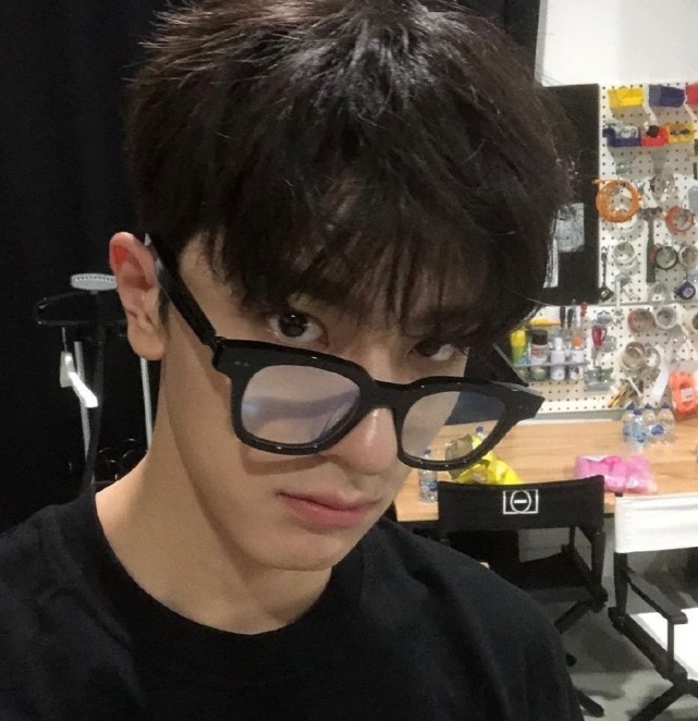 自拍界天花板林一头像