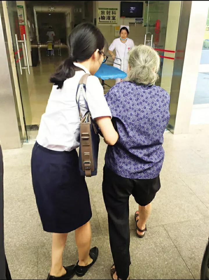 如何看待杭州女大学生扶老人被讹诈,反转后获赔5万全部捐献慈善_腾讯