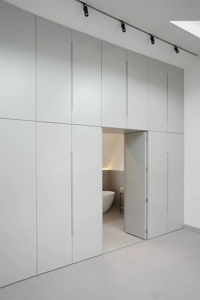 衣柜隐形门衣帽间,储物间等具有储藏功能的空间,是隐形门最常出现的