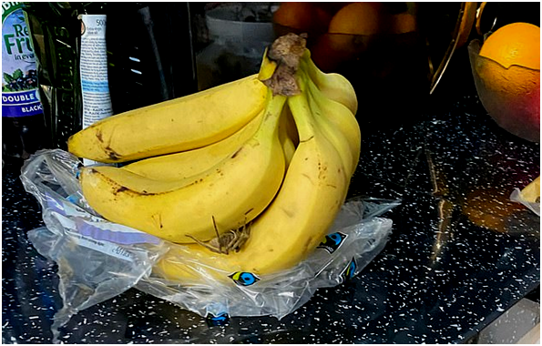 英国一37岁男子乔·斯坦在英国第二大连锁超市森宝利购买的一袋香蕉里