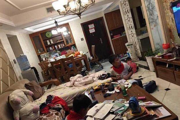 你们见过这么脏乱杂的客厅吗?跟狗窝有什么区别呢?