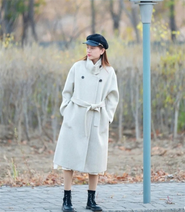 立冬后流行穿大衣马丁靴时髦保暖又显高尤其适合小个子