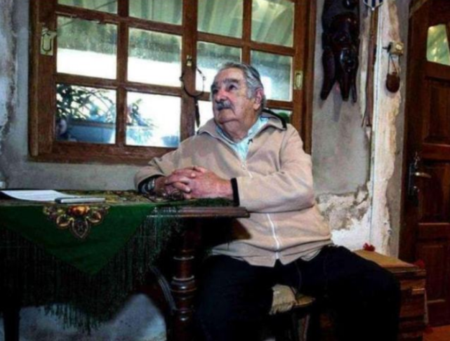 相信有不少人已经猜到了他的身份:穆希卡,他曾经担任过乌拉圭总统的