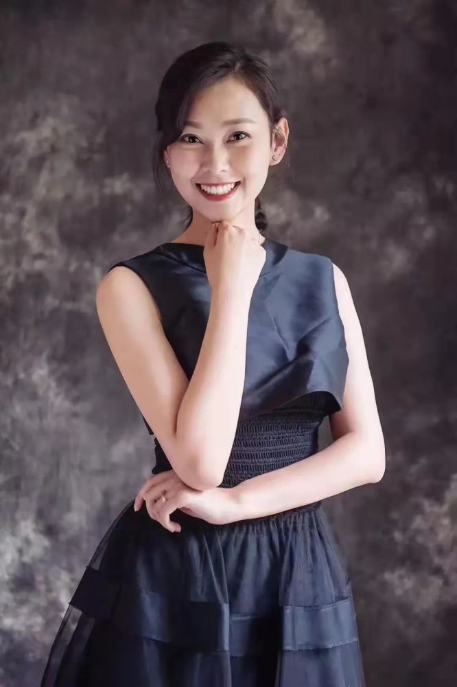 小小,986早高峰《早安音乐》当家主播,清新甜美中二,可甜可a,声音控