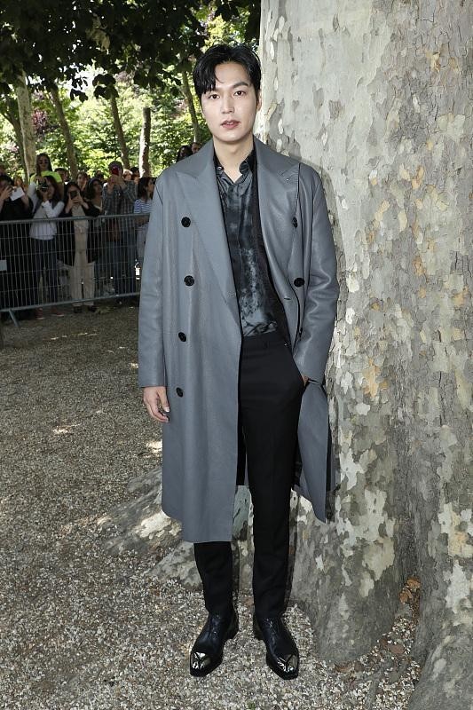 韩国的男人太注意形象了,李敏镐日常穿搭很时髦,真招女人喜欢_腾讯