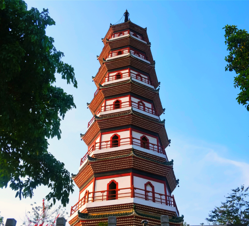 罗定文塔悠久的文化历史沉淀与溢彩的现代人文景观交相辉映