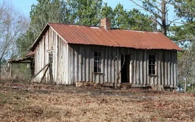 舒某买来一个集装箱搭在拆迁原地,跟妻子搬进了这座"铁皮屋"生活