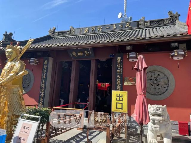 今天记者徒步爬到北高峰顶上看到了杭州人心心念念的福利来了