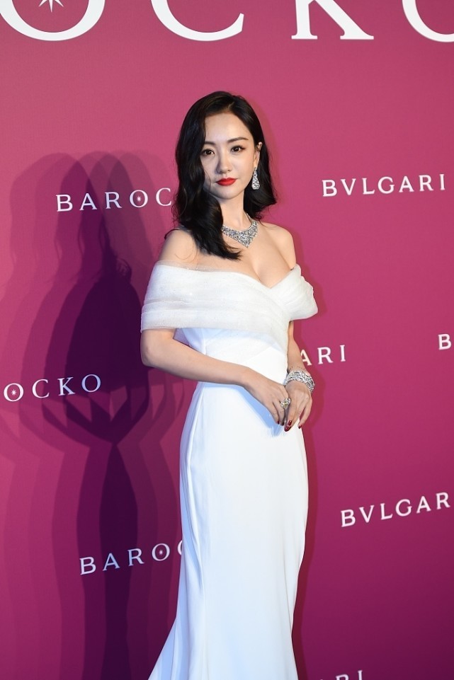 杨蓉的身材真是绝了,穿着性感的裙子也不低俗,身材更是极品_腾讯新闻