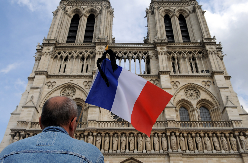法媒：马克龙悄悄更换了法国国旗颜色，但没有对外界宣布(图2)