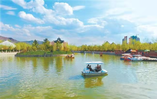 東郊公園位於甘肅臨夏市東郊,大夏河北岸,是臨夏市的一個主要市區遊樂