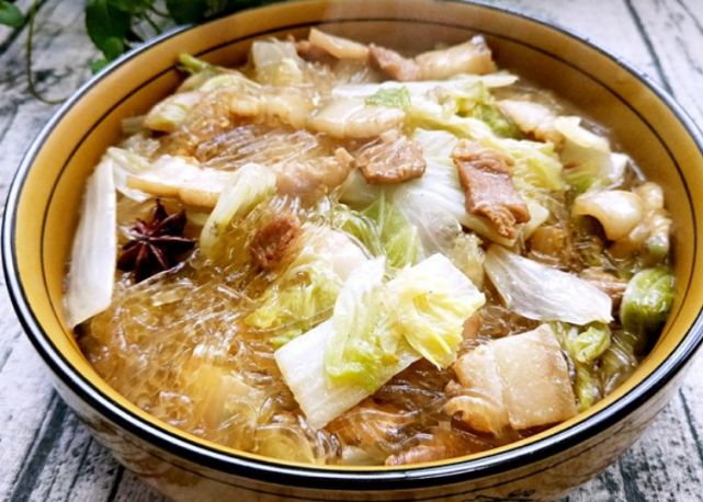 东北名菜白菜粉条炖猪肉,粉条劲道,猪肉美味,鲜美又下饭