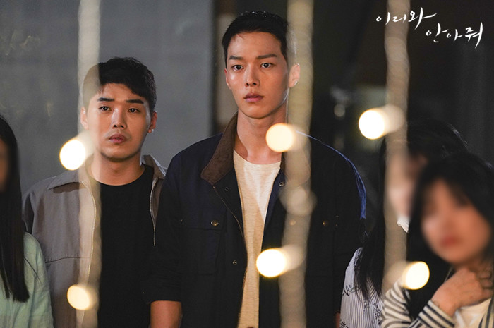 2018年张基龙迎来首部主演作品《过来抱抱我》,剧中饰演杀人犯的儿子