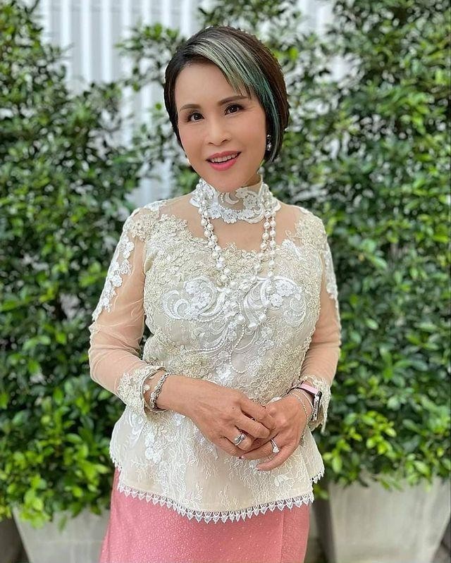 泰国70岁嫡长公主胜似少女剪齐刘海好土气紧身黑裤勒出大象腿