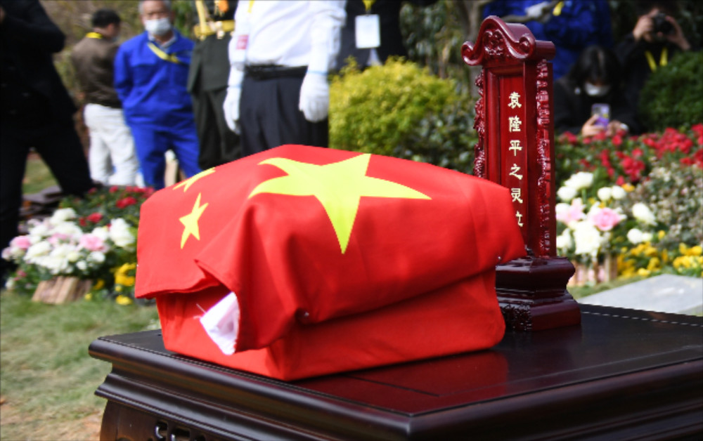 细节一:骨灰盒上的五星红旗由湖南省农业科学院主办袁隆平院士追思礼