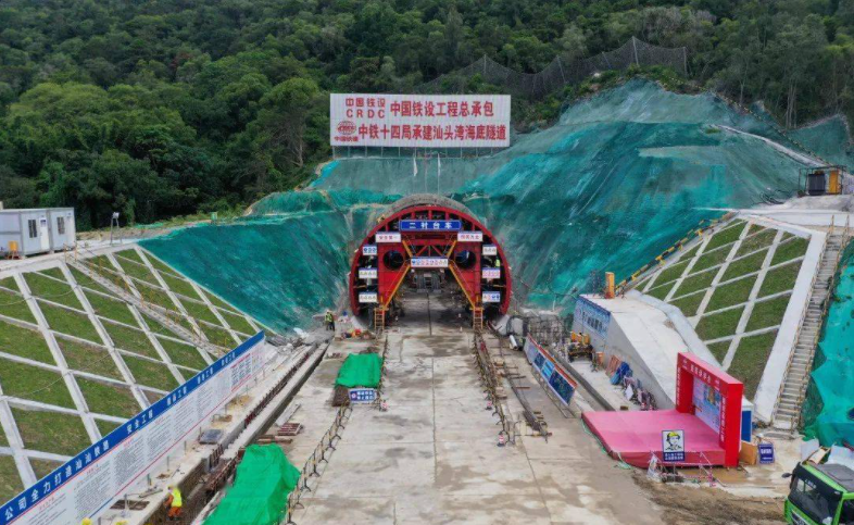 图为汕头湾海底隧道