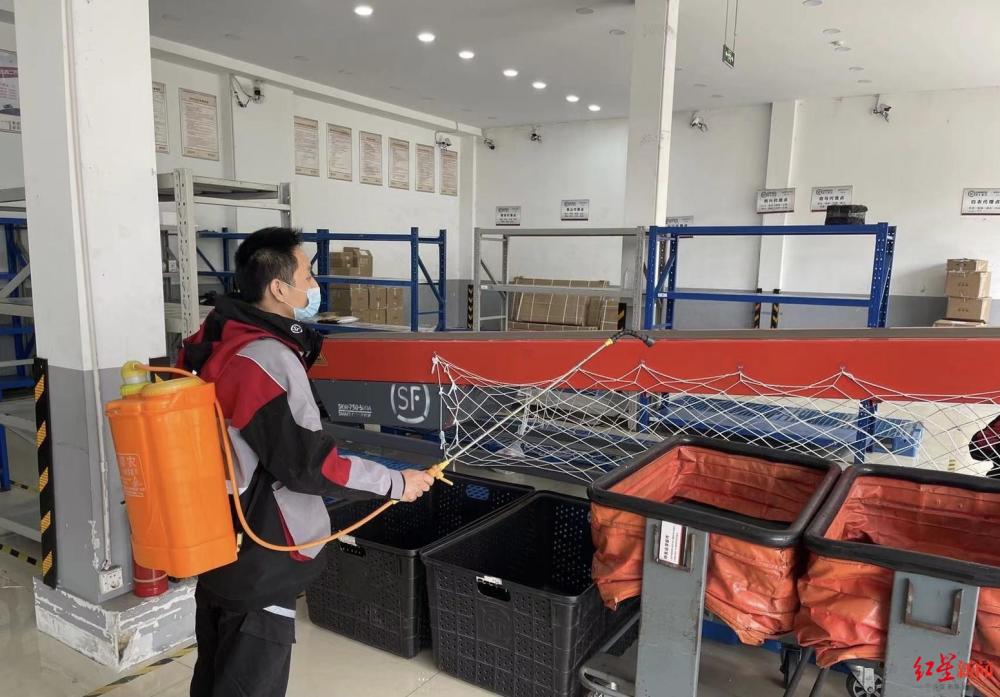 摩登5注册:探访疫情下的快递点:货品几次消毒,层层防疫关卡保安全(图1) 摩登5注册:探访疫情下的快递点:货品几次消毒,层层防疫关卡保安全(图1)