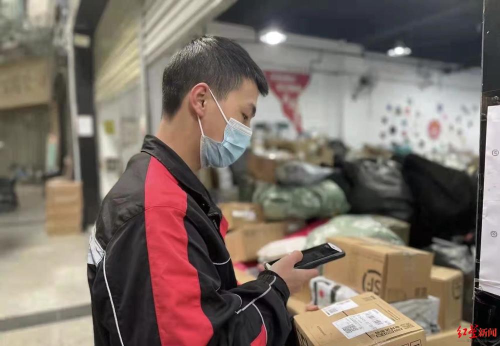 摩登5注册:探访疫情下的快递点:货品几次消毒,层层防疫关卡保安全(图3) 摩登5注册:探访疫情下的快递点:货品几次消毒,层层防疫关卡保安全(图3)