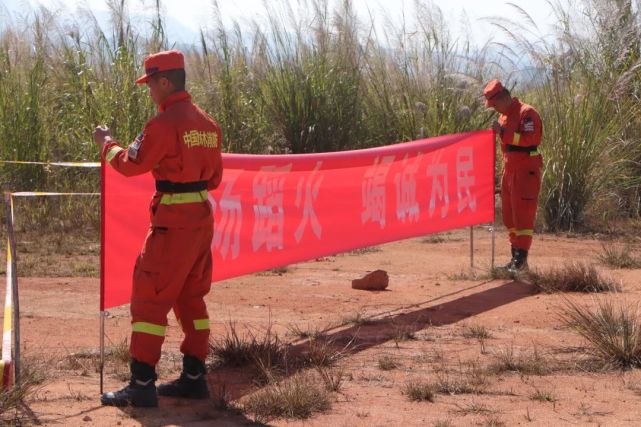 走进野外驻训场,一条条醒目的标语,一排排整齐的帐篷映入眼帘