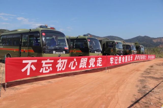 走进野外驻训场,一条条醒目的标语,一排排整齐的帐篷映入眼帘