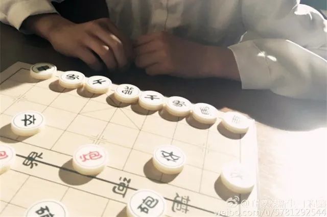 俄而棋勢吃緊,兩人都站起來了,劍拔弩張,如鬥鵪鶉,最後到了生死關頭