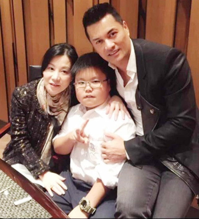 吕良伟儿子生日与美女吃饭庆祝20岁长相憨厚暗恋甄子丹女儿