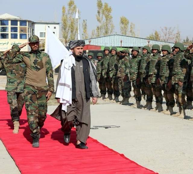 塔利班坦克部队首次露面坦克兵全副美式打扮配备爷爷辈老坦克