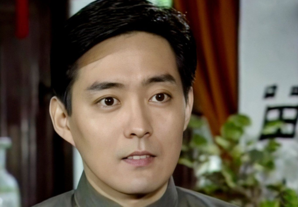 李志希浓眉大眼,脸型又不失英挺轮廓,用现在的话来说,就是奶系帅哥.