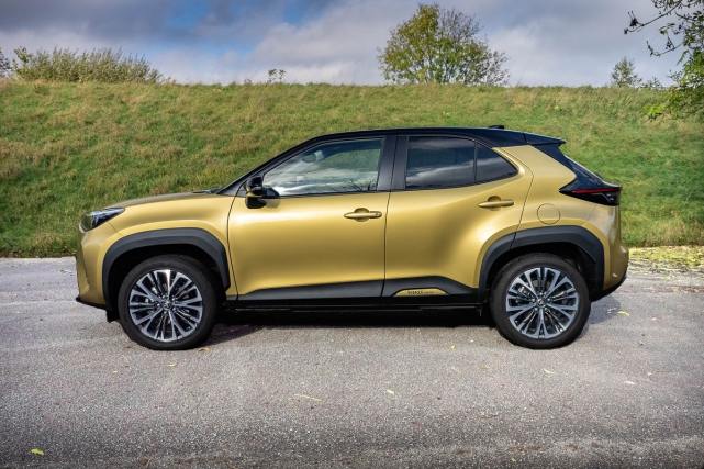 丰田推出混合动力版雅力士yaris跨界suv