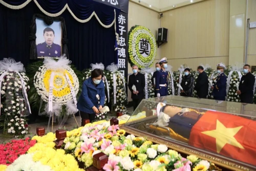 含泪送英雄陈建军同志遗体告别仪式在蒙城举行