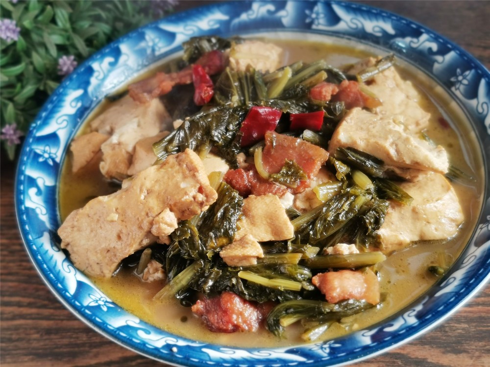 【雪里蕻炖豆腐】所需材料:北豆腐1块,腌雪里蕻5-6棵,五花肉100克,油