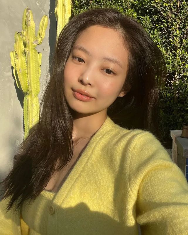 jennie晒奶系素颜照甜度爆表