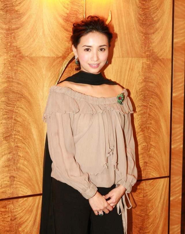 霍英东孙女婚礼上与吴婉芳同框,表情僵硬不及54岁婆婆抢镜