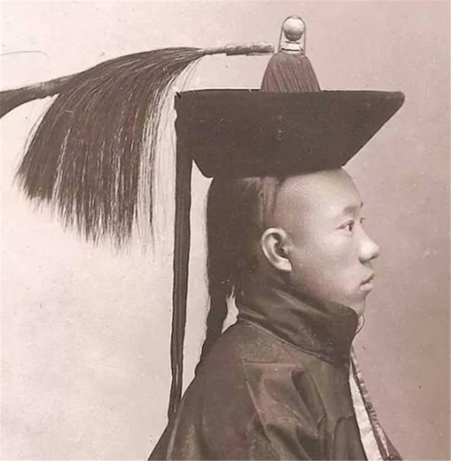 清朝的辫子有多脏?英国的一位美女回忆:想吐,吃饭难以下咽